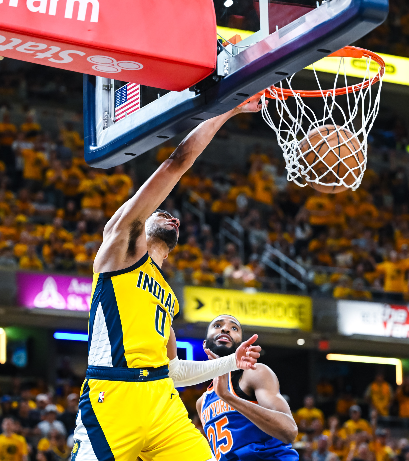 步行者轻取上海队，詹姆斯点燃赛场