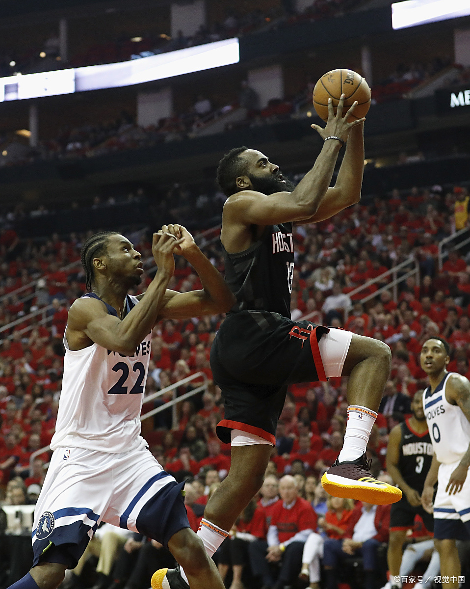 步行者轻取上海队，詹姆斯点燃赛场