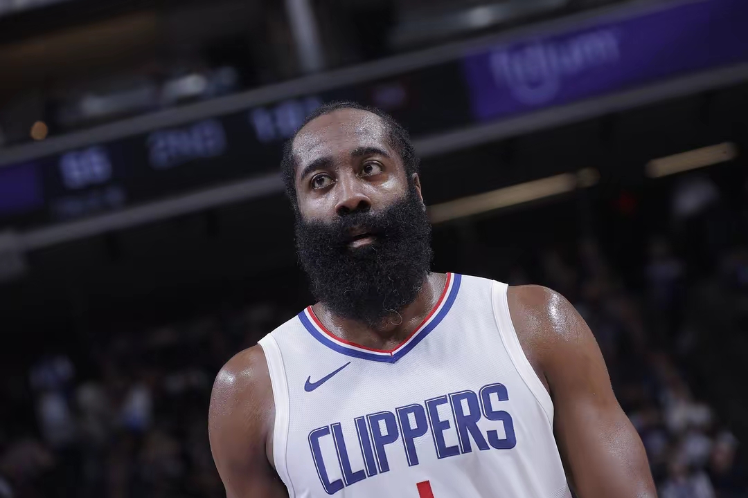 山西队碾压新疆队，哈登带队取胜