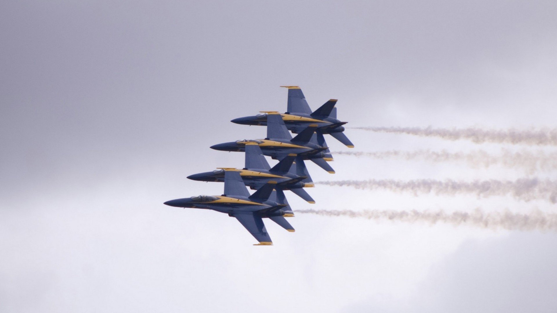 绿茵场与赛道的双重奏，当沙特压制日本，迪亚斯接管巴林